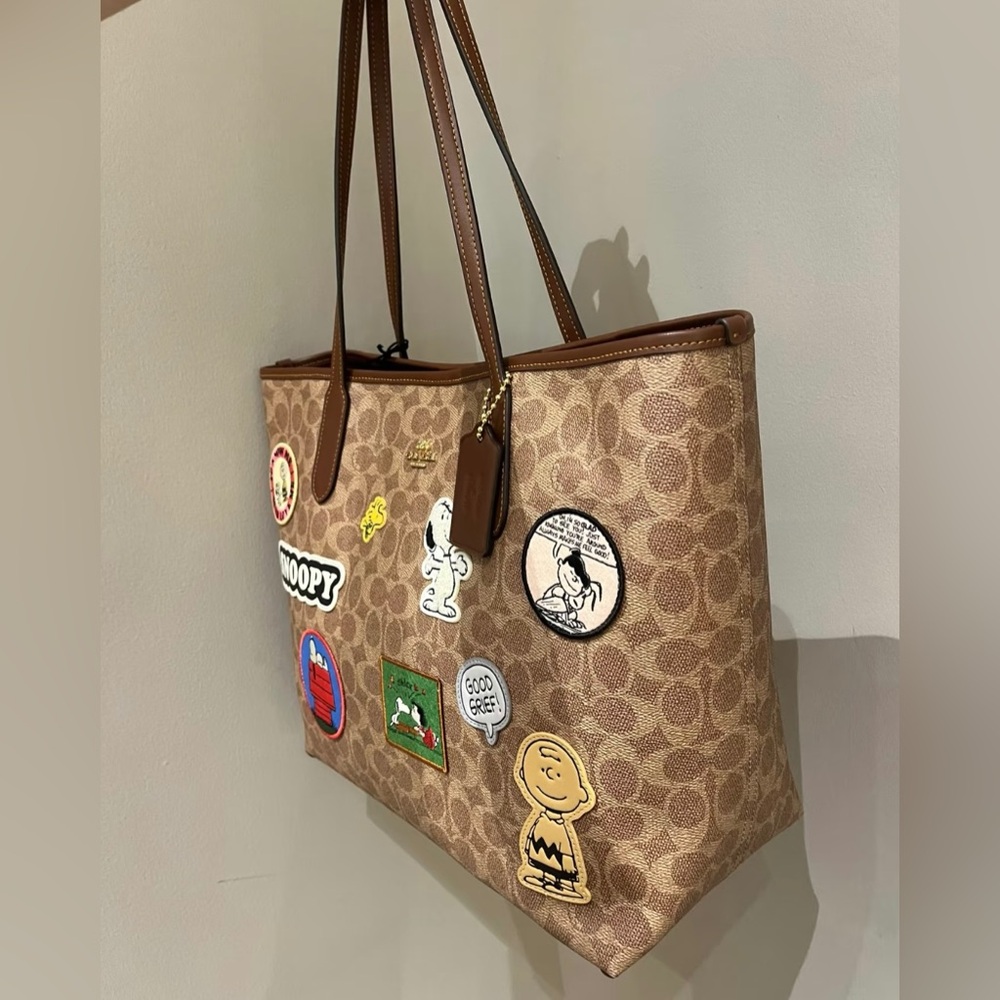 NWT！Coach X Peanuts City Tote In Signature Canvas With Patches（COACH CBJ91） - Picture 2 of 4